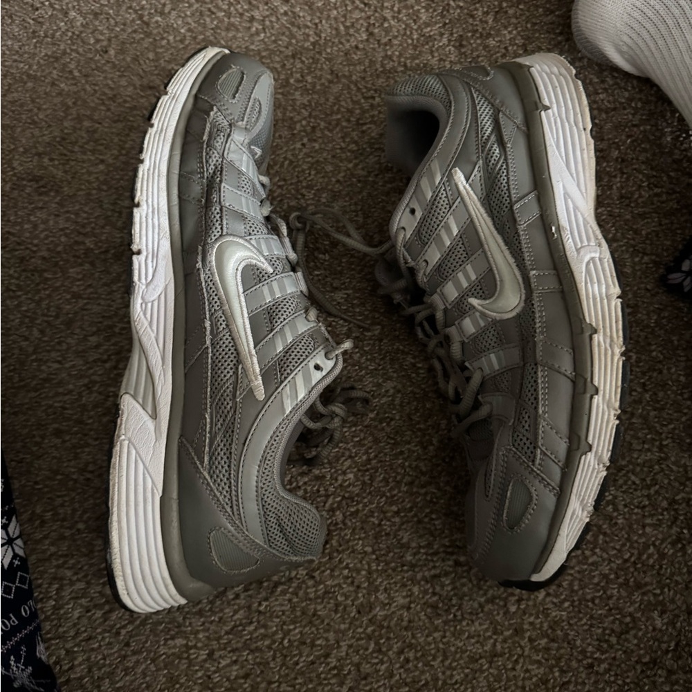 Nike Men's Gray Athletic Shoes